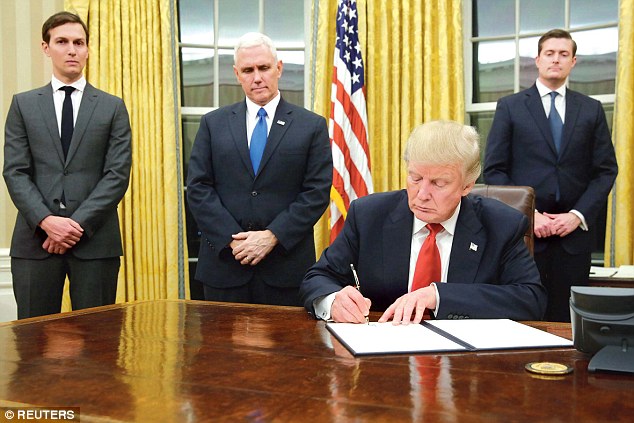 Vừa nhậm chức, ông Trump thay hết rèm, ghế Phòng Bầu dục ảnh 1